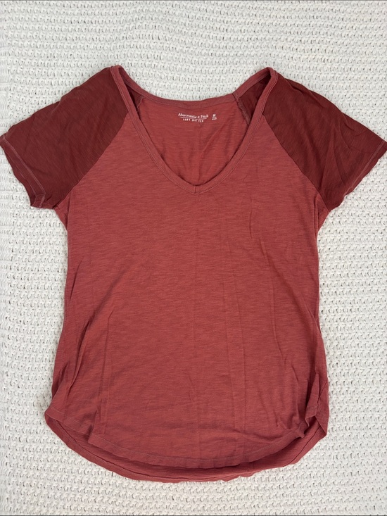 Abercrombie & Fitch Tops - Abercrombie & Fitch Two-Tone Raspberry V-Neck Raglan Tee